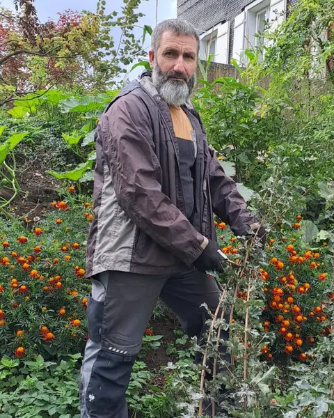 Emad Mahmoud bei der Gartenarbeit